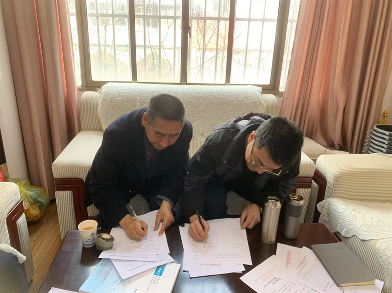 黨組書記與黨組成員、副局長簽訂黨風(fēng)廉政建設(shè)責(zé)任書.bmp